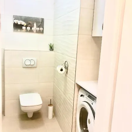 Sweet , 30sqm Studio, Free Private Parking, Mountain View, Balcony, 20 Min From Downtown דירה בודפשט