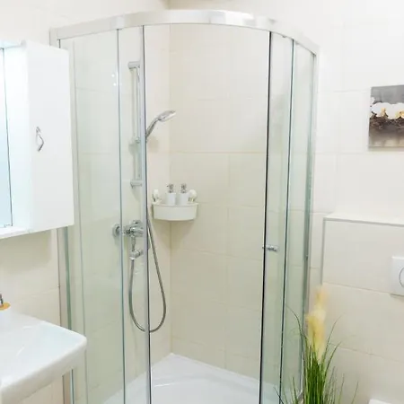 Sweet , 30sqm Studio, Free Private Parking, Mountain View, Balcony, 20 Min From Downtown * בודפשט