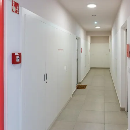 Sweet , 30sqm Studio, Free Private Parking, Mountain View, Balcony, 20 Min From Downtown דירה