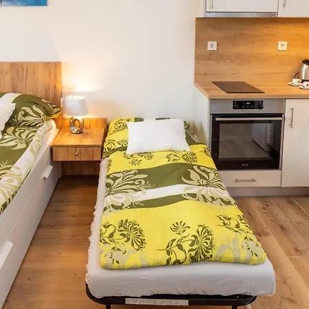 Sweet , 30sqm Studio, Free Private Parking, Mountain View, Balcony, 20 Min From Downtown * Budapeszt