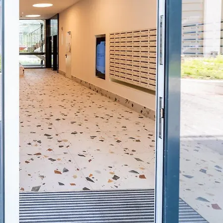 דירה Sweet , 30sqm Studio, Free Private Parking, Mountain View, Balcony, 20 Min From Downtown בודפשט