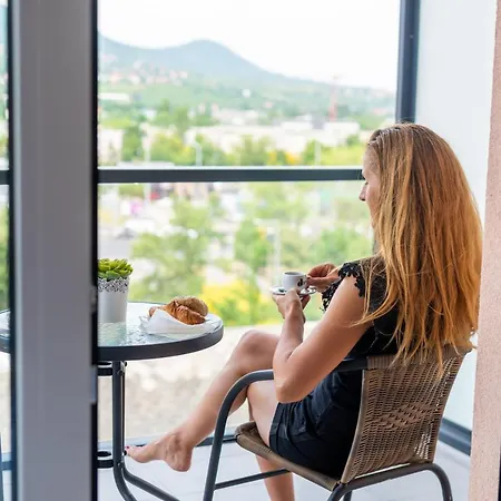Sweet , 30sqm Studio, Free Private Parking, Mountain View, Balcony, 20 Min From Downtown * בודפשט
