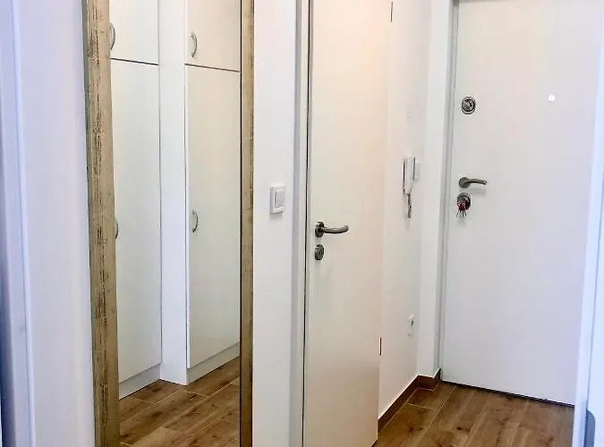 Sweet , 30sqm Studio, Free Private Parking, Mountain View, Balcony, 20 Min From Downtown *