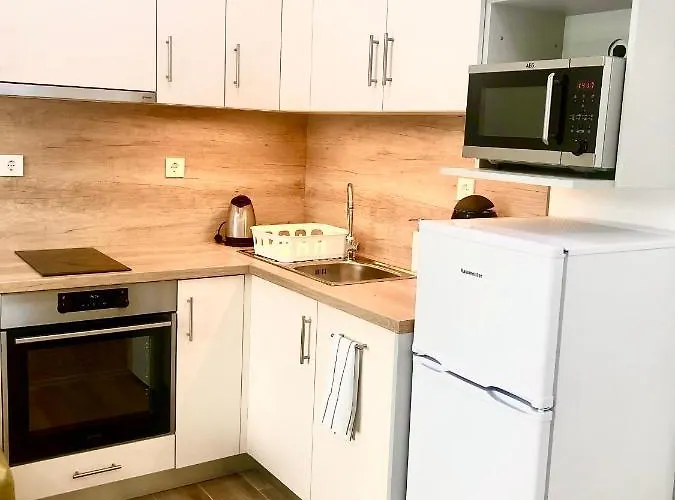 Sweet , 30sqm Studio, Free Private Parking, Mountain View, Balcony, 20 Min From Downtown *