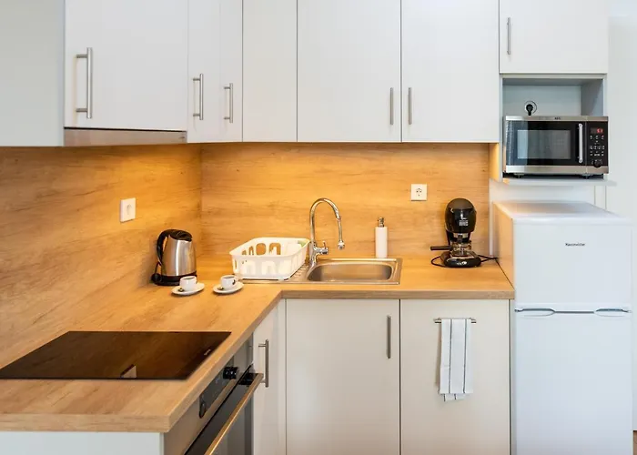 Sweet , 30sqm Studio, Free Private Parking, Mountain View, Balcony, 20 Min From Downtown