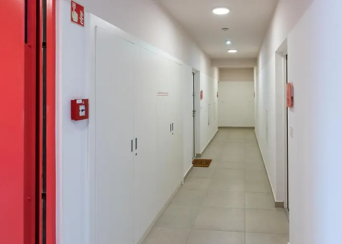 Sweet , 30sqm Studio, Free Private Parking, Mountain View, Balcony, 20 Min From Downtown Διαμέρισμα