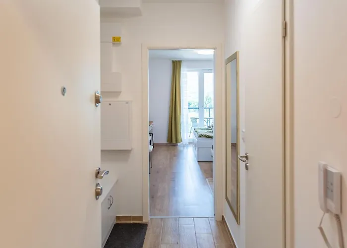 Sweet , 30sqm Studio, Free Private Parking, Mountain View, Balcony, 20 Min From Downtown