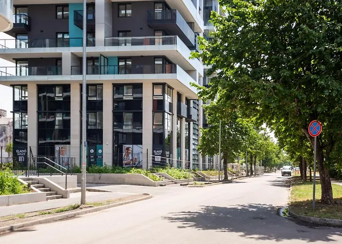 Sweet , 30sqm Studio, Free Private Parking, Mountain View, Balcony, 20 Min From Downtown Διαμέρισμα *