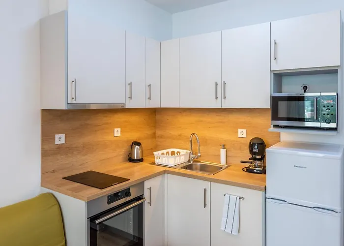 Sweet , 30sqm Studio, Free Private Parking, Mountain View, Balcony, 20 Min From Downtown Βουδαπέστη