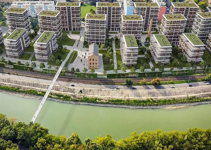 Sweet , 30sqm Studio, Free Private Parking, Mountain View, Balcony, 20 Min From Downtown Βουδαπέστη