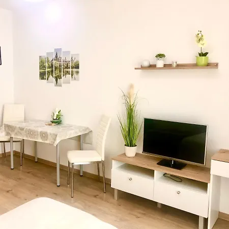 Sweet , 30sqm Studio, Free Private Parking, Mountain View, Balcony, 20 Min From Downtown Lejlighed