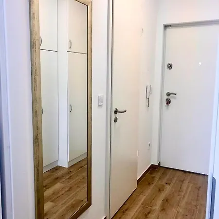 Sweet , 30sqm Studio, Free Private Parking, Mountain View, Balcony, 20 Min From Downtown *