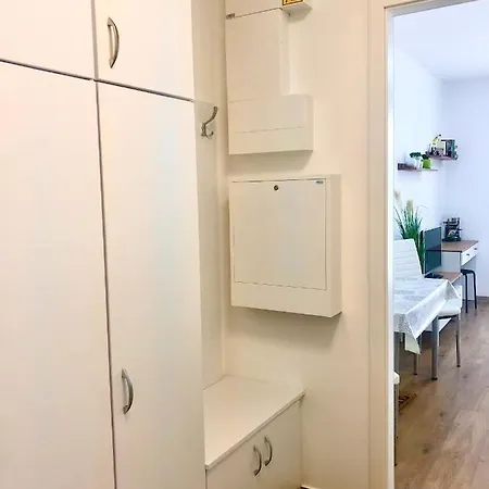 Sweet , 30sqm Studio, Free Private Parking, Mountain View, Balcony, 20 Min From Downtown Lejlighed