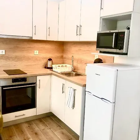 Sweet , 30sqm Studio, Free Private Parking, Mountain View, Balcony, 20 Min From Downtown *
