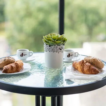Sweet , 30sqm Studio, Free Private Parking, Mountain View, Balcony, 20 Min From Downtown * Budapeste