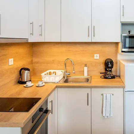 Sweet , 30sqm Studio, Free Private Parking, Mountain View, Balcony, 20 Min From Downtown