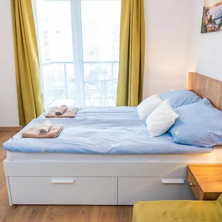 Sweet , 30sqm Studio, Free Private Parking, Mountain View, Balcony, 20 Min From Downtown 아파트 *