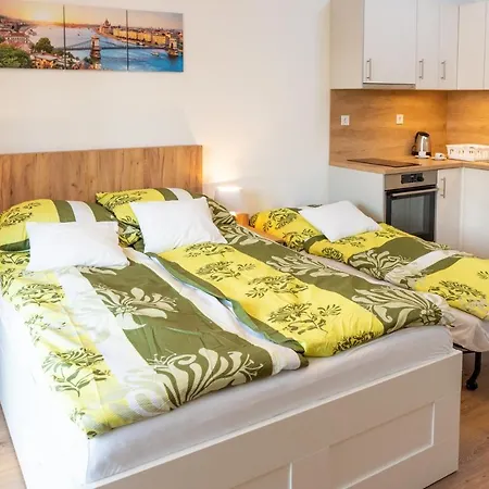 Lejlighed Sweet , 30sqm Studio, Free Private Parking, Mountain View, Balcony, 20 Min From Downtown Budapest
