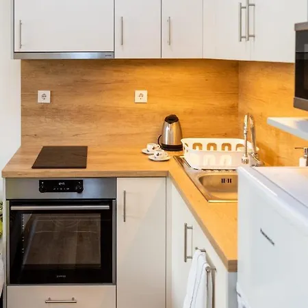 Lejlighed Sweet , 30sqm Studio, Free Private Parking, Mountain View, Balcony, 20 Min From Downtown
