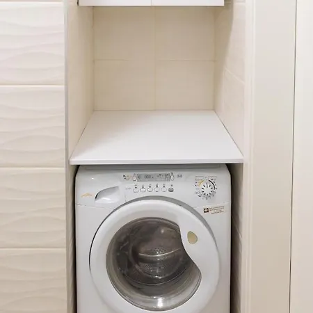 Sweet , 30sqm Studio, Free Private Parking, Mountain View, Balcony, 20 Min From Downtown