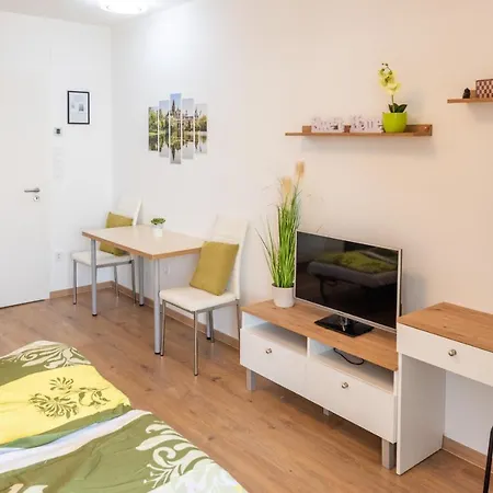 Sweet , 30sqm Studio, Free Private Parking, Mountain View, Balcony, 20 Min From Downtown Lejlighed