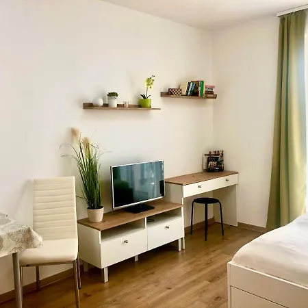Apartment Sweet , 30sqm Studio, Free Private Parking, Mountain View, Balcony, 20 Min From Downtown *