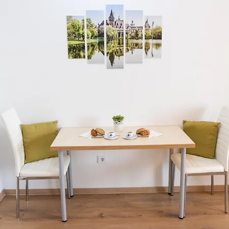 Sweet , 30sqm Studio, Free Private Parking, Mountain View, Balcony, 20 Min From Downtown *